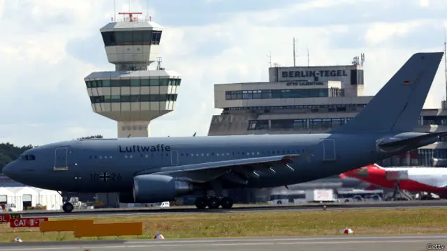 Самолет ВВС Германии привез раненых украинских военных в Берлин