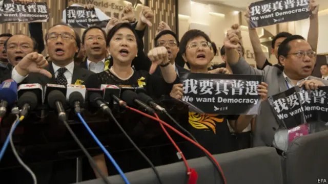 香港立法会民主党议员刘慧卿(前排左二)称,泛民议员会坚决反对“假普选”方案。