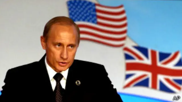 Владимир Путин выступает на конференции Россия-НАТО в Италии в 2002 г.