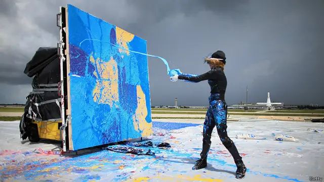 Художница использует поток воздуха для нанесения краски на холст