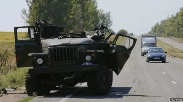 مركبات عسكرية أوكرانية تنتشر في الطريق الرئيسي من لوفاينسك بعد هجوم الانفصاليين على قافلة للقوات الأوكرانية