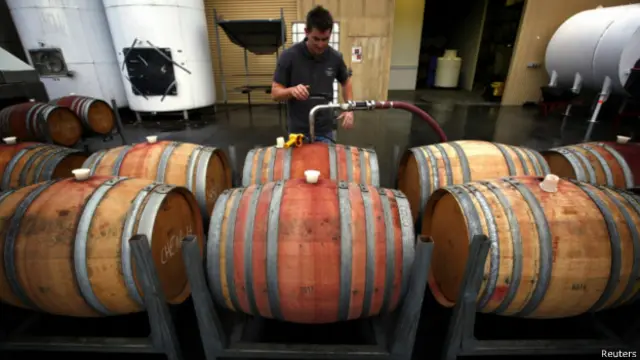 Разлив вина по бочкам, островной штат Тасмания, Австралия