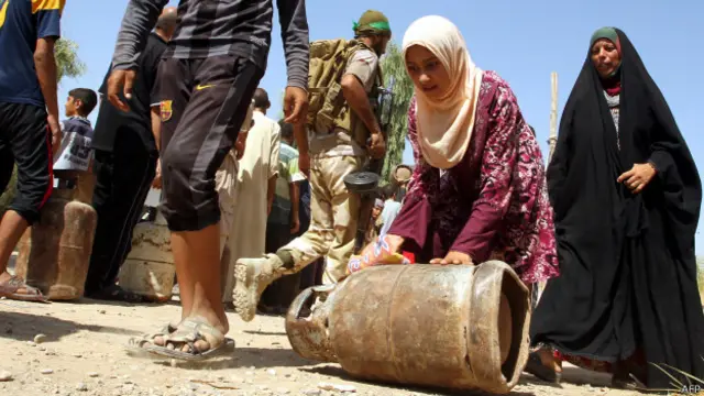 Əhaliyə az kanisterlərlə paylanır. 