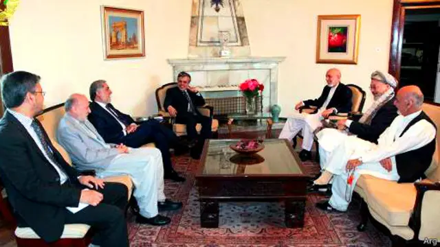 آقای کرزی تاکید کرده که هر دو نامزد انتخابات باید هرچه زودتر به توافق دست یابند