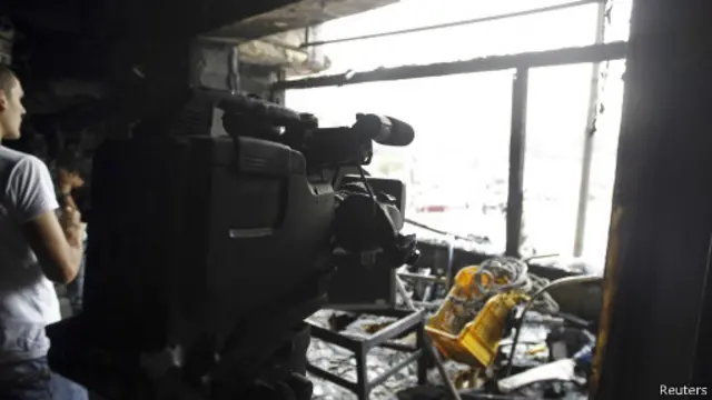 مجهولون أحرقوا مكتب الجزيرة مباشر مصر القريب من ميدان التحرير العام الماضي.