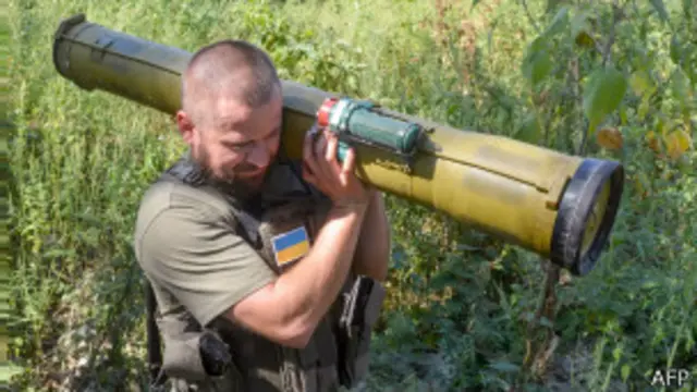 လက်နက် အကြွင်းအကျန် သိမ်းနေတဲ့ ယူကရိန်း ရဲတစ်ဦး