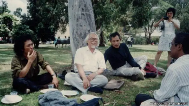 Romo Mangun (tengah) menginspirasi Avianti dalam menjalankan profesi arsiteknya.