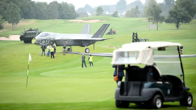 Гольфмобиль и макеты боевой техники перед саммитом НАТО в Уэльсе