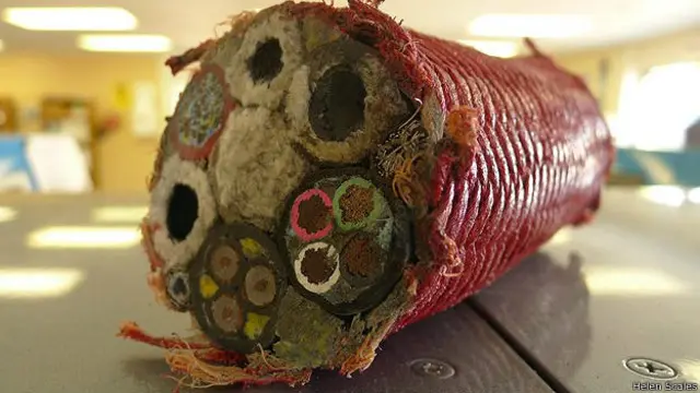 El cable que mantiene la vida en Aquarius