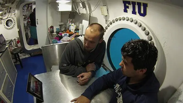 Acuanautas miran tableta