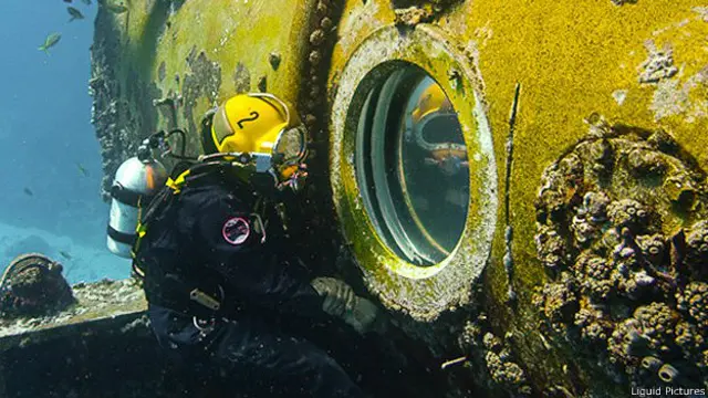 Buzo mira a través de un ojo de buey
