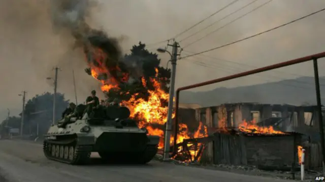 مدرعة روسية تدفع القوات الجورجية خارج أوسيتيا الجنوبية عام 2008