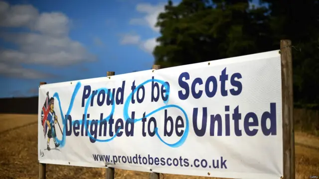 Шотландликдан фахрланиб, бирга бўлишдан (Британия таркибида демоқчи) хурсандликни ифодалаган мана бу шиор устига мустақиллик тарафдори бўлган бир шотланд "Ҳа" деб ёзиб кетган. 