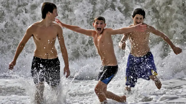 Мальчики в воде