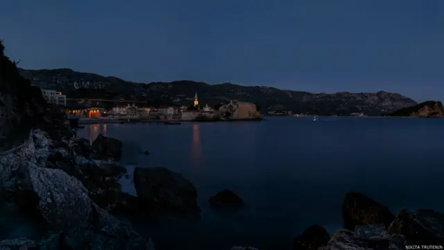 вид на ночную Будву