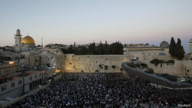 يؤدي الجسر الخشبي إلى الساحة التي يوجد بها قبة الصخرة والمسجد الأقصى.