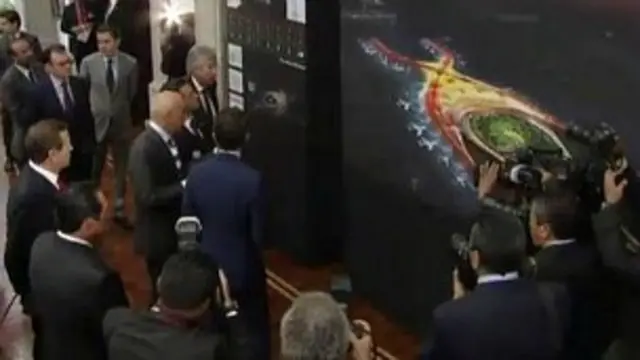 El presidente mexicano, Enrique Peña Nieto, observando la propuesta. Foto cortesía Diario Milenio.