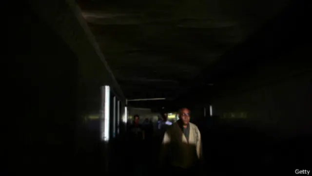 تعد هذه هي المرة الأولى التي تتوقف فيها حركة مترو الأنفاق الذي ينقل ملايين الركاب في القاهرة.