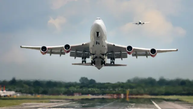 旅客增长快 伦敦机场扩张成争议