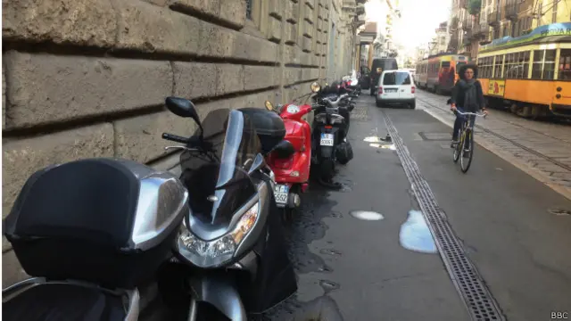 Lambretas estacionadas na Itália. Credito: BBC
