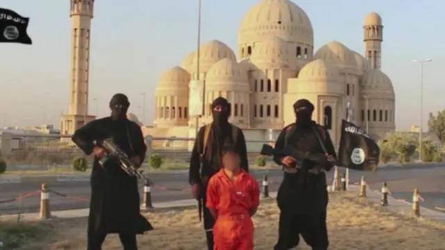 نشر التنظيم مقاطع فيديو على الانترنت لمقاتليه وهم يقطعون رؤوس أشخاص في العراق وسوريا