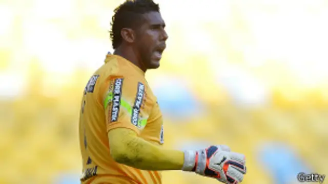 El portero del Santos, Aranha, se enfrentó a los aficionados durante el partido.