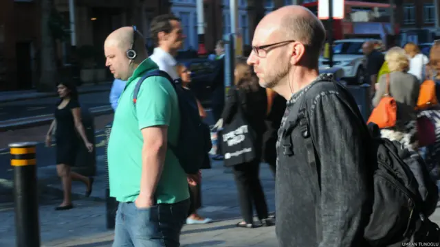 Ümran Tunoğlu: Sabahın erken saatlerinde işe yetişme telaşında kulaklıkla müzik dinleyerek gürültüden uzaklaşma ihtiyacı.