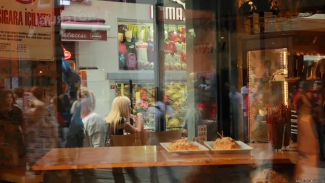Abdullah Özgün: Caddede iç içe geçen sesler gibi, pencerelerde de iç içe geçen resimler gizlidir.
