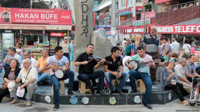 Abdurrahman Demirel: Büyükşehirlerin gürültüsünün en açık ispatı insan kalabalığı