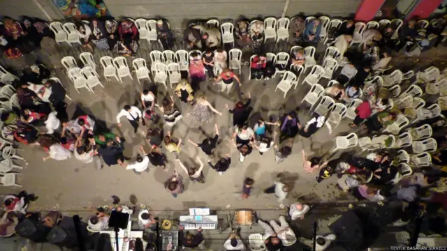 Tevfik Başaran Sirkeci Eskişehir'de çektiği bu fotoğrafla birlikte "Şehrin gürültüsü mahallede başlar" diyor