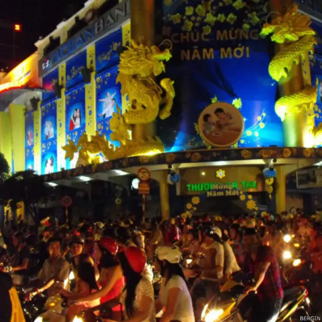 Bergin adlı okurumuz Vietnam'ın Saygon kentinde çektiği bu fotoğrafa birlikte "Asya deyince ilk akla gelen motorlar oluyor ama gürültü ötesi karmaşa yaratıyorlar"