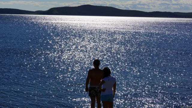 Рыбаки в море во Владивостоке