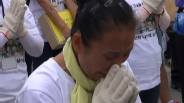 罹难学生父母在光化门广场上难过而落下眼泪