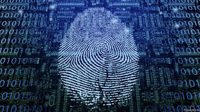 Huella digital sobre código binario. 