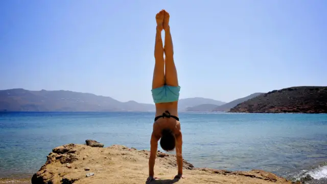 Девушка занимается йогой