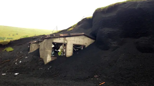 Casa sepultada en ceniza en Islandia.