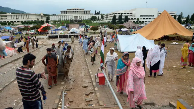 پاکستان عوامی تحریک کے کارکنوں نے پارلیمان کے سبزہ زار اور سیکریٹیریٹ چوک کو خالی کرنا شروع کر دیا ہے تاہم انھیں شاہراہ دستور پر ڈی چوک اور کابینہ ڈویژن کے چوک میں جمع ہونے کے لیے کہاگیا ہے۔