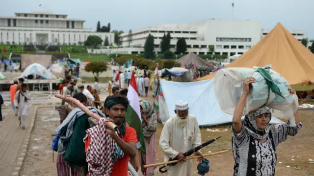 گو کہ عوامی تحریک کے سربراہ مولانا طاہر القادری دھرنے کے شرکا سے کہہ چکے ہیں کہ روزگار نہ ہونے اور موسم اور گھریلو پریشانیوں کے باعث اگر لوگ واپس جانا چاہیں تو چلے جائیں۔ لیکن اب بھی مظاہرین کی اکثریت شاہراہِ دستور پر ہی موجود ہے۔