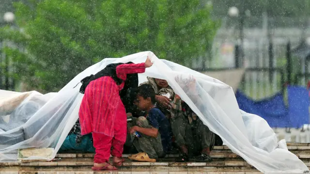 دھرنے میں شریک مطاہرین کے ساتھ بچوں کی بھی ایک اچھی خاصی تعداد موجود ہے۔