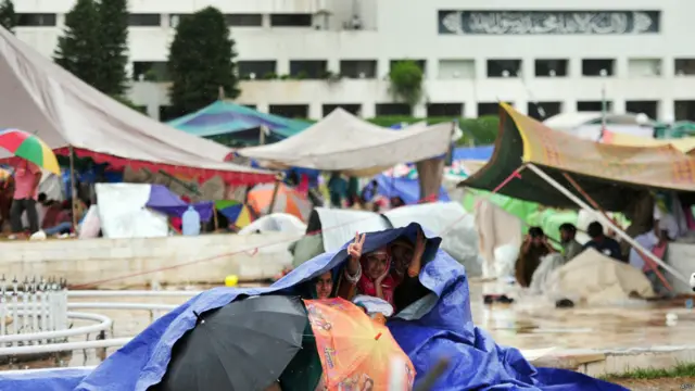 عوامی تحریک کے مظاہرین میں خواتین کی بڑی تعداد ہے جو لاہور سے انقلاب مارچ کے ہمراہ آئے ہیں۔