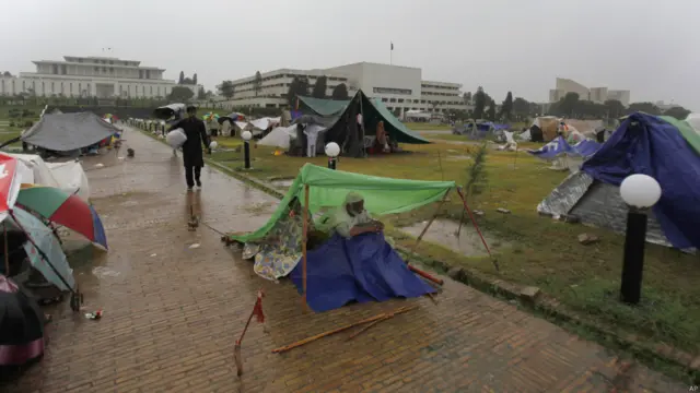 موسم کی ستم ظریفی سہنے والے مظاہرین میں بزرگ بھی شامل ہیں