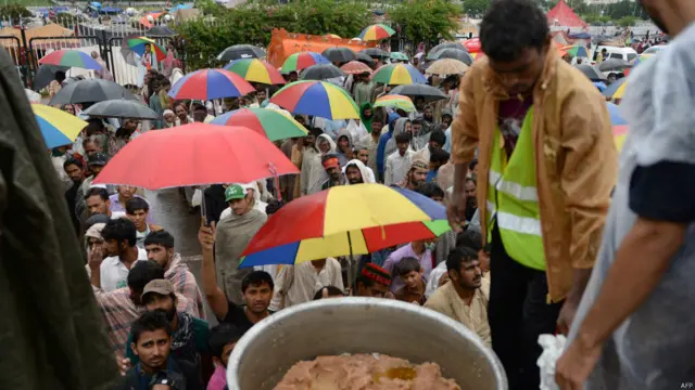 احتجاج کے منتظمین مظاہرین کو حلوہ تقسیم کر رہے ہیں جو شاید پیٹ بھرنے کے ساتھ ساتھ بڑھتی ہوئی ٹھنڈ میں بھی کافی مددگار ثابت ہو گا۔
