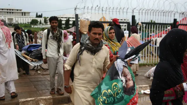 30 اگست کی پیش قدمی کے بعد مظاہرین کی بڑے تعداد پارلیمنٹ کے احاطے میں موجود تھی تاہم بارش کے باعث زمین نم رہنے لگی ہے اس لیے لوگ واپس شاہراہِ دستور کی جانب آ رہے ہیں۔