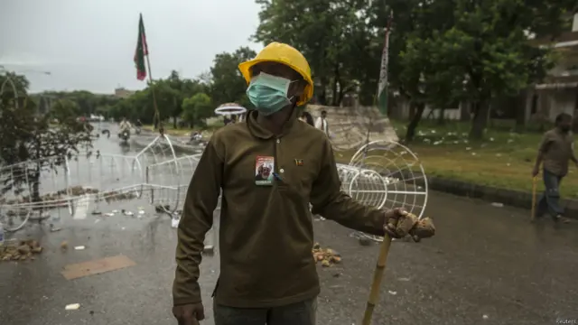 سنیچر 30 اگست کی رات وزیرِ اعظم ہاؤس کی جانب پیش قدمی کے بعد مظاہرین اور پولیس میں جھڑپیں ہوئی اور اب مظاہرین ڈنڈے اور پتھر لیے ہر وقت کسی کشیدگی سے نبرد آزما ہونے کے لیے تیار ہیں۔