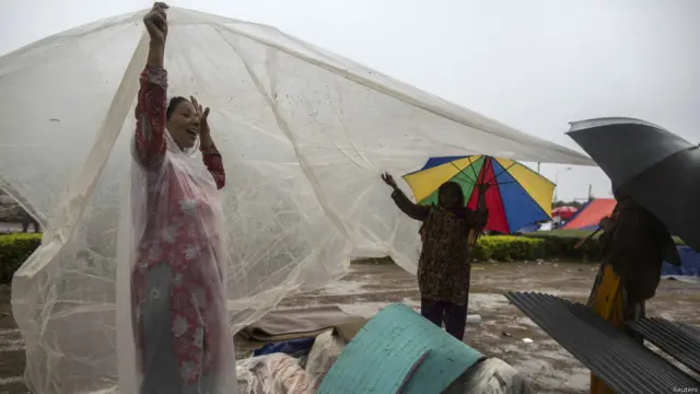 مظاہرین کو موسم کی سختیاں بھی جھیلنے پڑ رہیں ہیں پہلے سخت دھوپ اور گرمی اور اب بارش اور سردی کا سامنا ہے۔