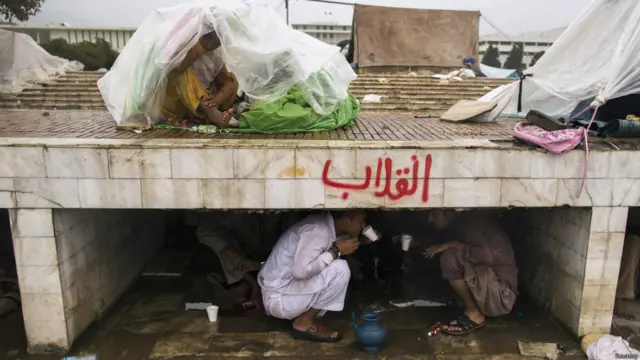  پاکستان عوامی تحریکِ کا انقلاب مارچ 16اگست کو اسلام آباد پہنچا تھا اور اب تک مظاہرین ریڈ زون میں دھرنا دیے ہوئے ہیں۔