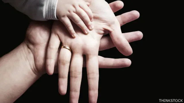 Manos jóvenes y viejas