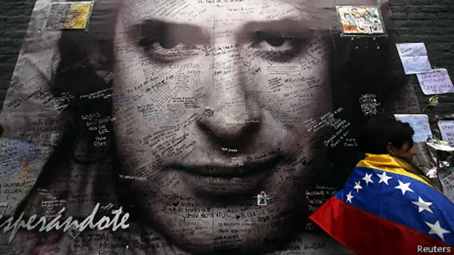 mural de gustavo cerati en buenos aires con hombre llevando bandera de venezuela