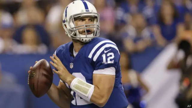 La NFL, la más cuidadosa con la imagen, introdujo discretamente el logo de Nike en la manga.