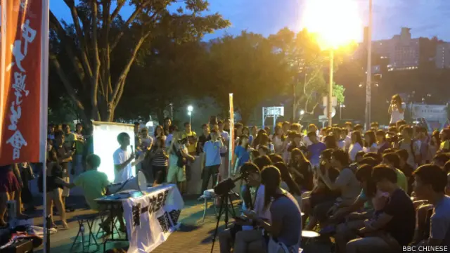 香港中文大学学生会周四（4日）在中大民主女神像前举行了第一次罢课会议（BBC中文网照片）。